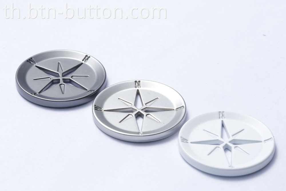 Non deformable metal buttons for coats